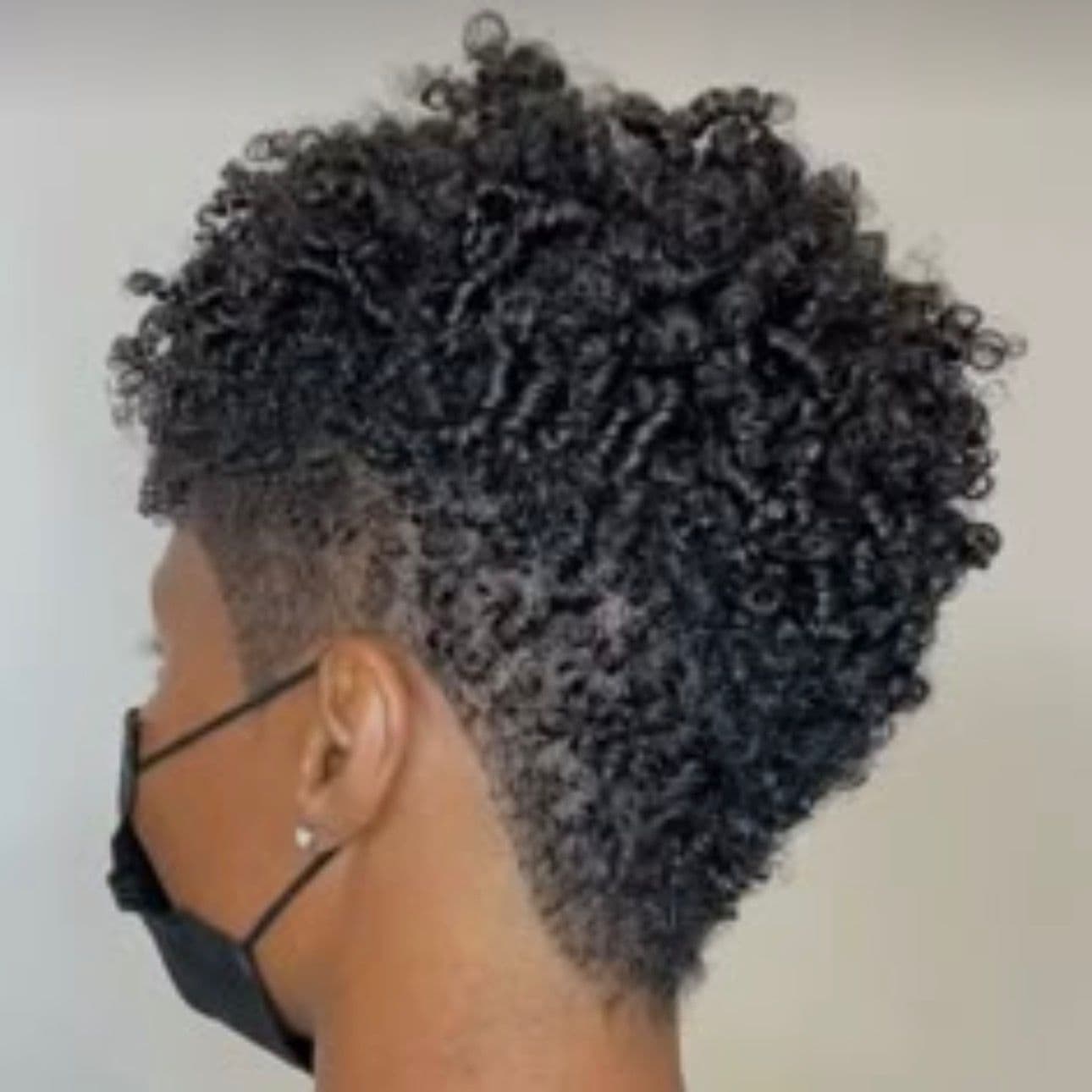 Coupe pixie afro — coiffage naturel